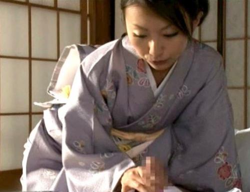 【青木玲】温泉旅館の美人女将の素敵なサービス！股を開いて男性のチンポを満足させます♪