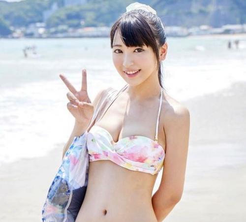 【MMナンパ】砂浜で見つけた童顔の水着JDがチンポに跨って腰を振る！マッサージのモニターで感じちゃった♪