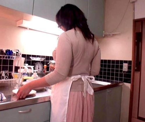 【嫁の母】「早く挿れてほしいの…♪」お母さんの豊満な体つきにハマった息子！キッチンの無防備な姿に我慢できず…