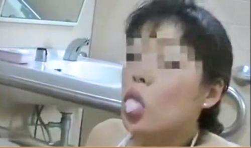 【個人撮影】スレンダーな水着の普通の人妻を公衆便所でハメてラストは口内射精でドクドク射精してやった。