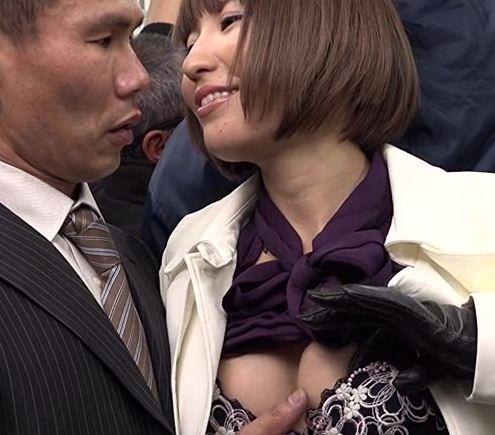 【逆痴漢】巨乳お姉さんがロックオン！満員電車で男に乳を擦り付けて誘惑し勃起させたところでシコっちゃう！