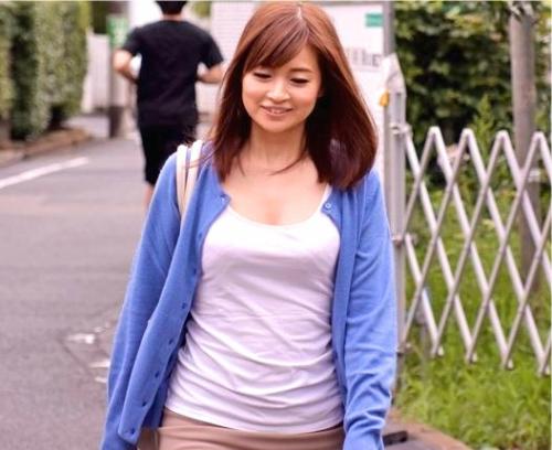 【母の友人】人妻熟女と不倫！酔った勢いで抱きしめてしまい興奮冷めあらずオチンポは勃起するばかり…