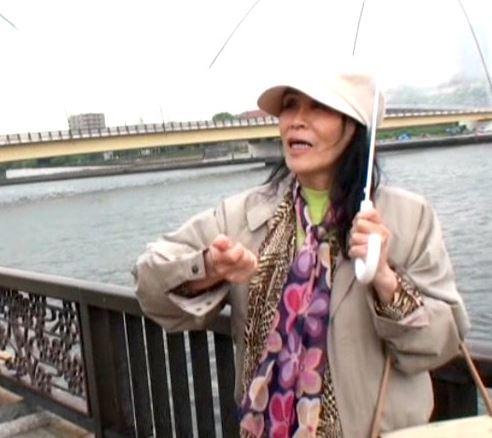 【問題作】高齢人妻熟女とホームレスが耐久セックス対決！見た物全てを食い漁るババアの性欲がヤバい！