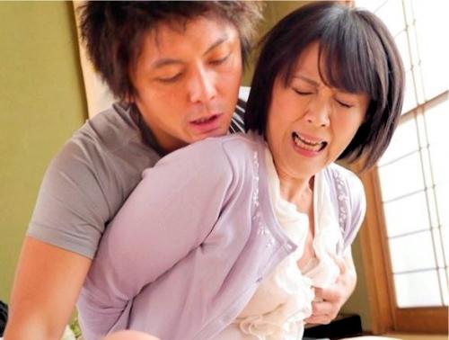 息子の友人にオナニーを見られて姦通されてしまう熟女母…夫が単身赴任中に女の悦びに目覚める