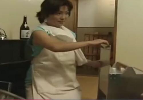 【ヘンリー塚本】巨乳の四十路熟女の屋台のおばちゃんが出前先で男とヤリまくる淫乱な膣穴。ザーメンお待ちどうさま！