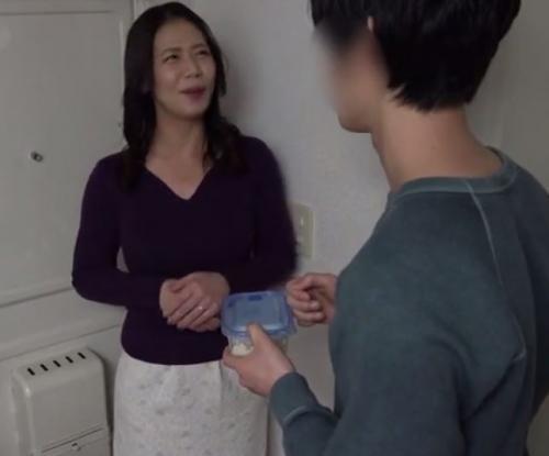 【人妻】近所の世話好きな四十路ママにフル勃起しちゃうバツイチ男ｗお願いして無理やり唇奪っちゃった！