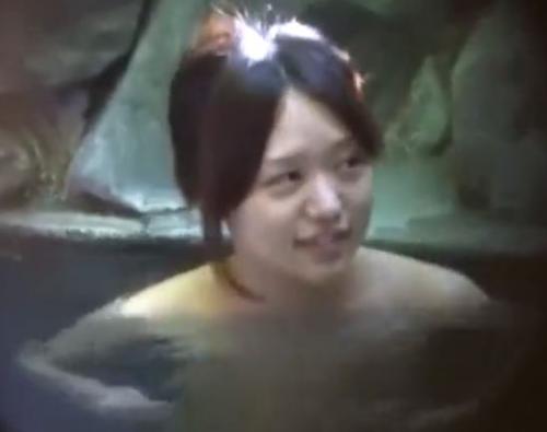 【盗撮】お姉さんたちが露天風呂でくつろぐシーンを隠し撮り！お湯の中で乳首が透けて見えちゃってるぞｗ