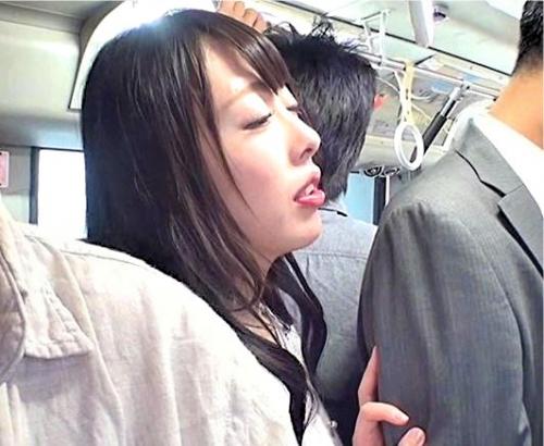 【痴漢】バスのなかでオチンポ押し付けられて感じちゃってる痴女妻…旦那の目を盗み性欲を爆発させる