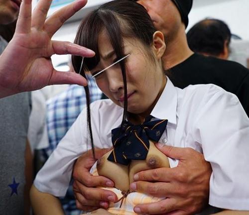 【痴漢】美肌なスレンダー制服美少女に電車でレイプ！乳首とマ○コ同時責めでイキ声を我慢しながら快楽絶頂…