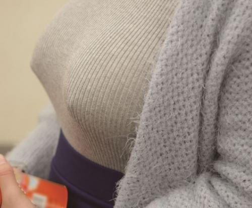 【人妻】ニット越しにくっきり浮き出てるノーブラ乳首の誘惑に勃起MAX！我慢できずに襲っちゃう！