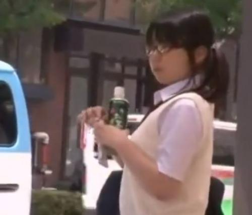 真面目なメガネ制服美少女がバスで2穴挿入レイプ！激しすぎるピストンで尻穴まで犯され頭真っ白ｗ
