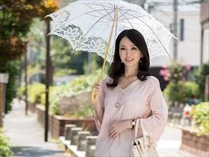 巨乳でくびれもスレンダーな四十路妻がセックスレスで欲求不満過ぎて不倫SEXで腰を振りまくる