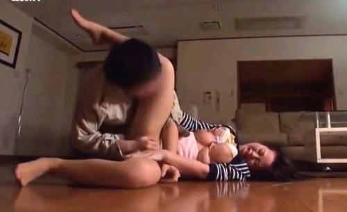 【凌辱、強姦】巨乳の主婦を不法侵入しレイプする男！パンストを破り鼻をつまみ無理やりフェラさせイラマチオ！