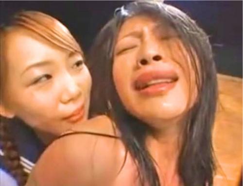 【SMレイプ】制服美少女に吊るされた女教師！笑いながら鞭でシバき熟女を調教の快楽へと陥れていく