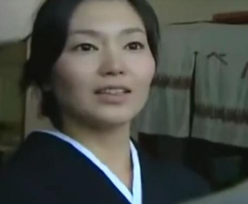 【ヘンリー塚本】喪服の淫乱未亡人の性欲につけこむ男。寝取られることに快感を覚える巨乳の四十路熟女の膣内はひどく濡れていた