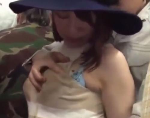 【人妻】満員電車でセレブな美魔女が後ろから乳を揉まれ痴漢…許されないのに気持ちよくて濡れちゃう