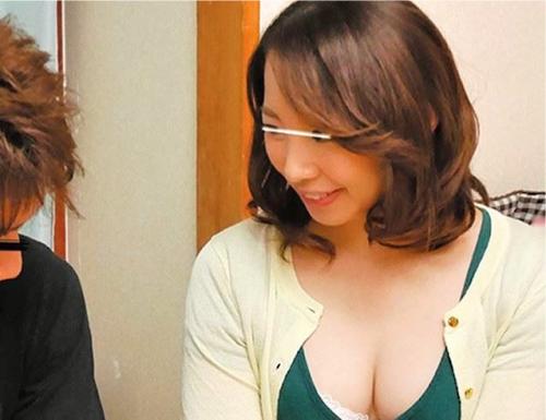 継母が巨乳でセクシーすぎて童貞のボクはドッキドキ！素股だけなら…とプレイするもぬるぬるすぎてうっかり挿入！
