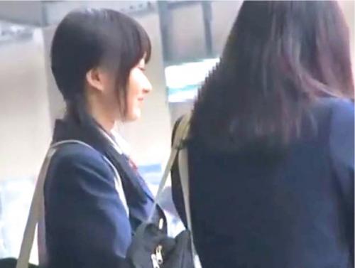 【レイプ】駅で話す制服巨乳美少女を付け狙い拉致強姦！発育のいいオマ○コを激しい手マンで潮吹きさせる！