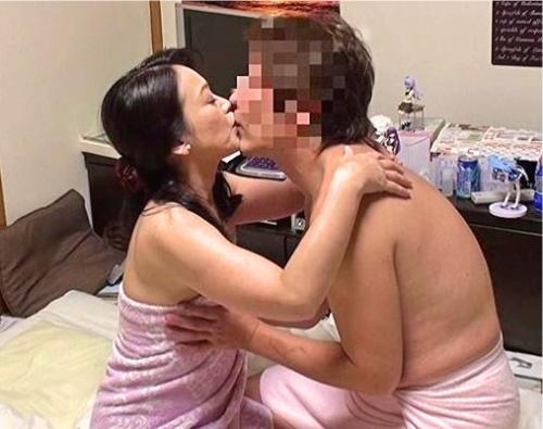 【五十路】熟女デリヘル嬢のオマ○コに媚薬をこっそり塗る！発情してきて淫乱メス化チンポおねだり！
