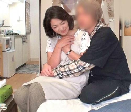 【おばさんレンタル】家事代行サービスに来た還暦熟女を掃除中に脱がして強引に寝取る男！久しぶりなのかあっさりヤレた。