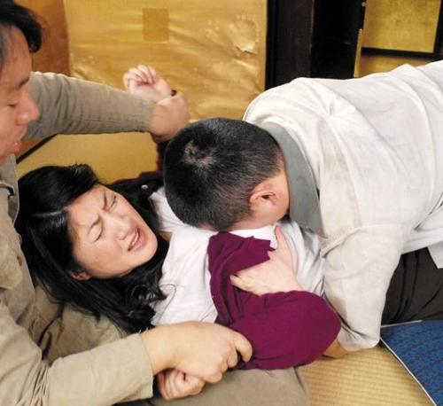 【近親相姦】母親から溺愛されてた息子二人！甘えが過ぎて歪んだ愛情は性行為へと…