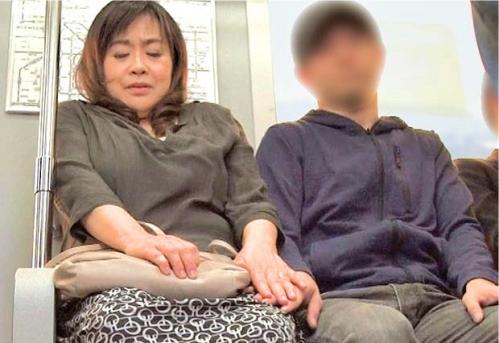 六十路痴漢！旦那にも久しく触られてない部分に痴漢してくる男、電車のなかで誰にも気づかれないよう艶息を吐く