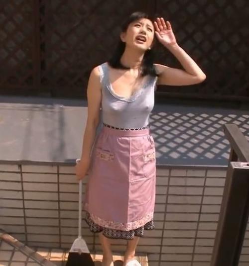 【五十路の母】篠田有里。ノーブラで胸元パックリの無防備な姿で掃除をしている熟女の身体に欲情してしまった息子。