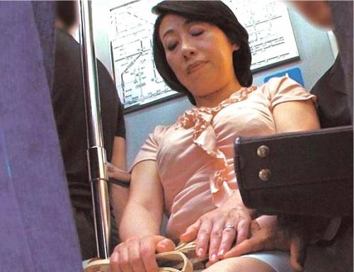 電車で痴漢した人妻おばさんが感じちゃってたのでトイレへ連れ込んで無理やり男根をねじ込んだ！