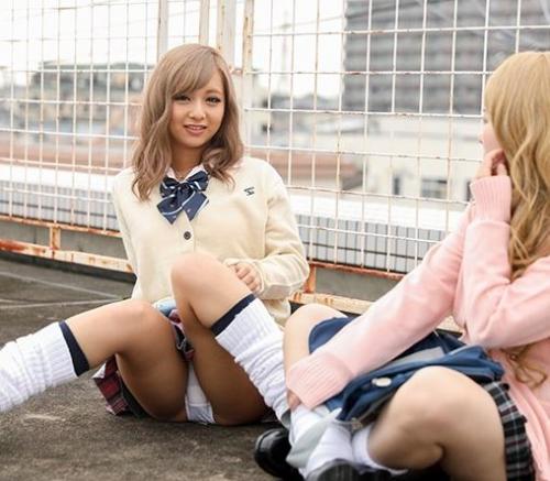 【痴女】「こっちを見るなよ変態♡」目線に気付いたビッチギャルがミニスカパンチラ覗かせて精子を搾り取るｗ