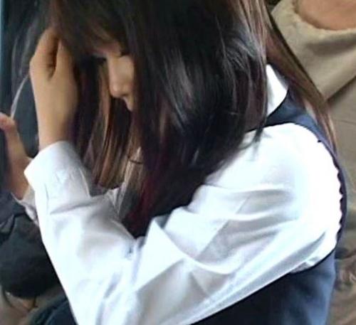 【集団痴漢レイプ】ただぐっと我慢して犯されるしかない制服美少女…無残にも深くチンポを突き刺され快楽堕ち