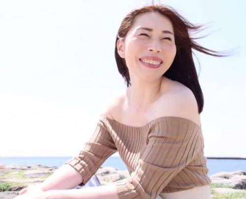【人妻ナンパ】夫とのセックスに飽きちゃった四十路美魔女と不倫エッチｗお尻をペンペン叩いておま○こ深く挿入！
