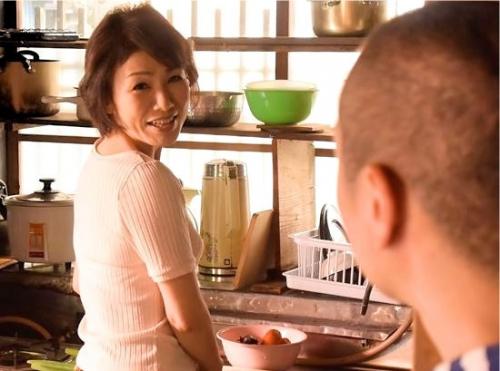 六十路の淫乱母は性欲をオナニーで解消、異常性癖をもつ息子は全ての欲情を彼女にぶつけ、また彼女も受け入れた…