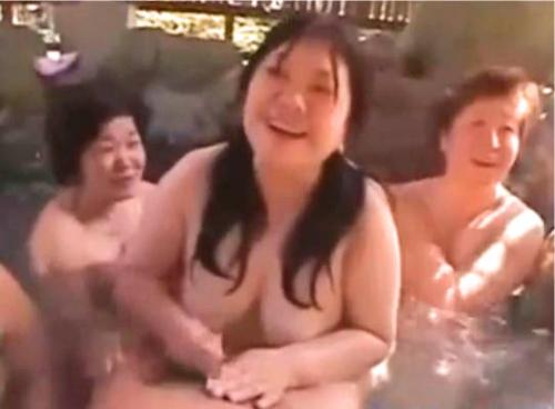 【ハーレム】淫乱熟女たちが男を囲みチンポの奪い合いが始まる！笑いながらシコシコしまくるおばさん！