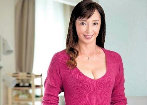 【熟女】60に近いとは考えられないくらい美人！巨乳！卑猥！…息子のマラで目の色変えて母子相姦！
