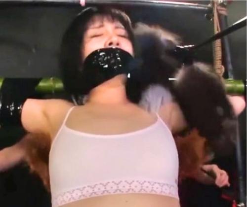 下半身すっぽんぽんでくすぐり地獄を体験する貧乳日少女！手足を拘束されローションぬるぬる拷問調教！
