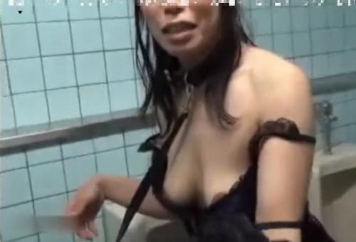 【素人、淫乱妻】職場のパートの五十路熟女を公衆トイレで調教中！なんでも言うこと聞くドMのおばさんをイジメる現場。