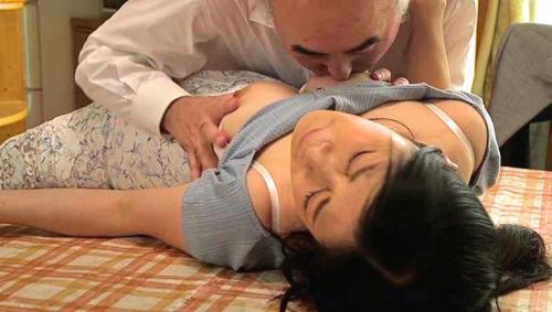 【ながえスタイル】「これで主人を助けてくれますか・・？」巨乳の四十路妻が身体を差し出し寝取られる！