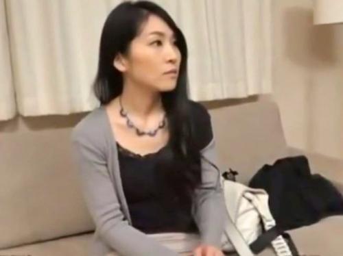 【中出し、熟女】ナンパした四十路のスレンダー美乳の主婦をヤリ部屋に連れ込みNTRセックスした現場を撮影・・・。