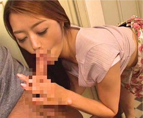 【近親相姦】スケベすぎる淫乱痴女妻が義息のチンポに興味津々！夫が出かけて即セックス！