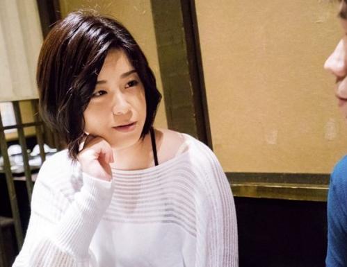 【人妻ナンパ】スレンダー奥様がナンパで股を開きチンポを挿入される！前だけでなく後ろの穴まで…