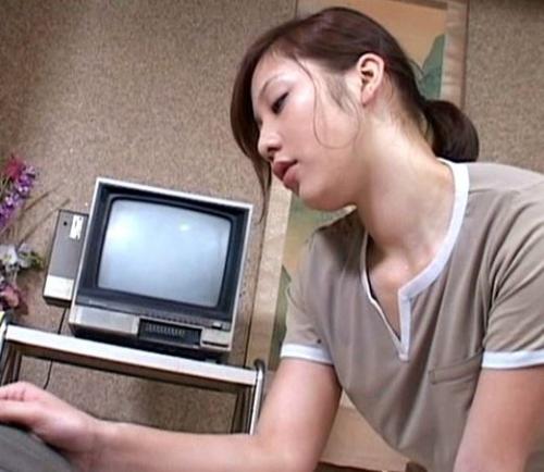 【出張マッサージ】人妻熟女の指圧がヤバすぎて勃起するチンポ！大量のシミを見せたら手コキフェラしてくれた♡