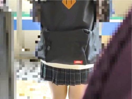 【痴漢レイプ】制服美少女のミニスカパンツに手を入れて弄る様子をローアングルで盗撮！