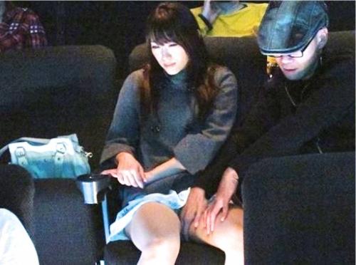 【西野翔×痴漢】映画館で見知らぬ人に身体を触れて…気持ちよくなっちゃったスレンダー美女