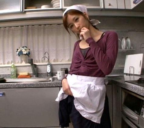 【絵色千佳】ドスケベ貧乳淫乱家政婦は旦那様のチンポでムラムラ♪毎朝勃起を鎮めるためにフェラをするｗ