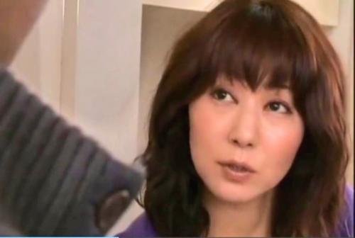 【ヘンリー塚本】寝取られ願望のある四十路の団地妻。妄想オナニーしていると中年の男に迫られNTR不倫セックスでご満悦！