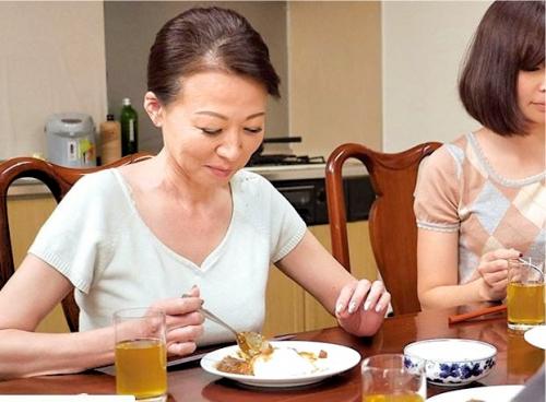 【五十路熟女】セクシーすぎる義母と近親相姦不倫する娘婿！美しすぎる姑にフル勃起…