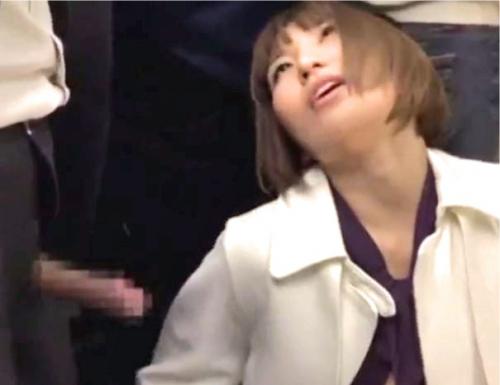 【逆痴漢】満員電車で眠ってるお姉さんにチンポをアピールする変態男！欲求不満な性欲が暴発しヤッちゃう！