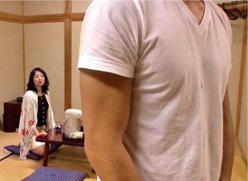 【近親相姦】息子と久しぶりに会った50代人妻熟女が性欲に負けて…
