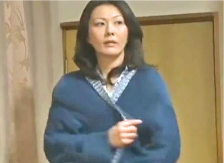 【ヘンリー塚本】四十路熟年夫婦が夜の営み…だけでなく息子のオチンポまで食べちゃう淫乱熟女妻
