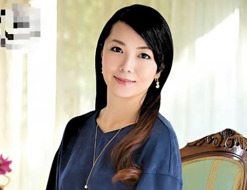 【初AV熟女】性欲が高めまくってSEXしちゃう変態四十路美魔女、パンツに愛液染みつけて肉棒をしゃぶる